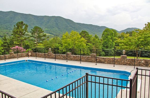PREMIER Lodge with Private Pool and Amazing Views!