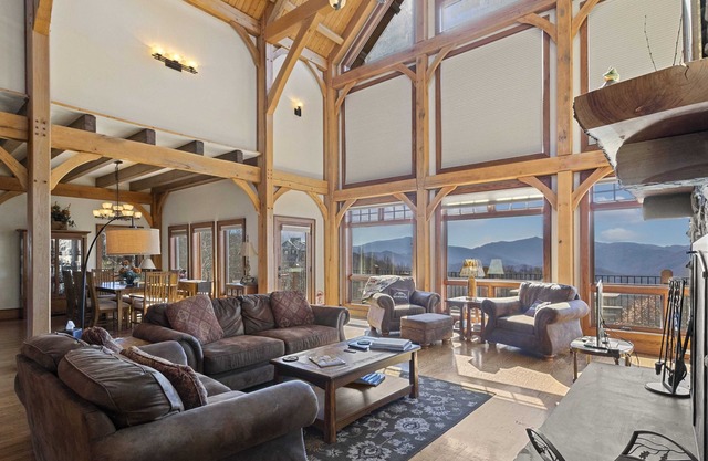 5BR Luxury Mtn Home, vues, 2 suites King, bain à remous, foyer, emplacement idéal!