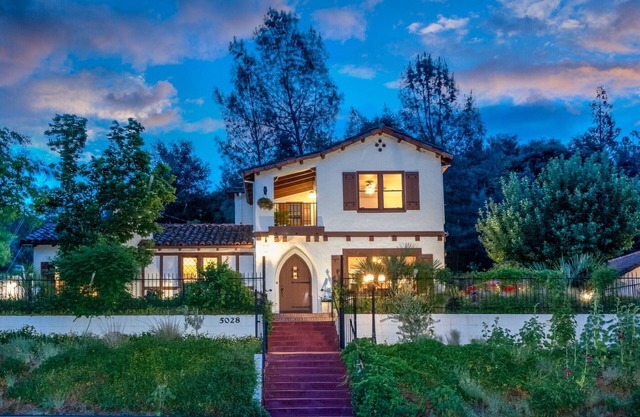 Villa Premier Town dans la région de Yosemite avec bain à remous, patios et terrain de sport