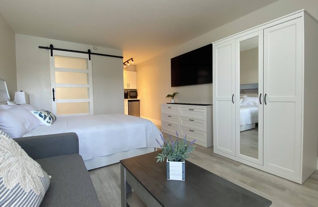 New Waterfront Unit, Sleeps 4, Heated Pool, Gym, Tiki Bar & Grill, Kitchenette