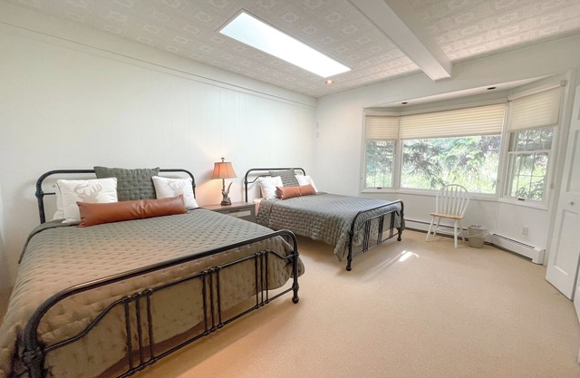 Premiere riverfront property - Sleeps 10 people, Close to town!