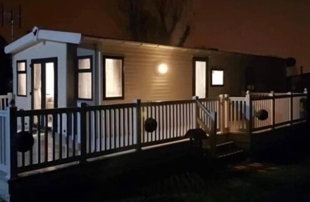 Premium 2 bed Caravan sleeps 6 with huge decking