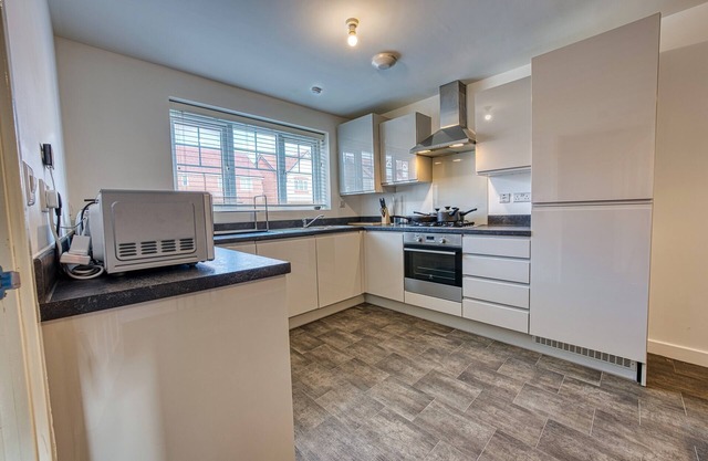 Modern 4 Bedroom 2 Bath House with Parking, Tyseley, Birmingham