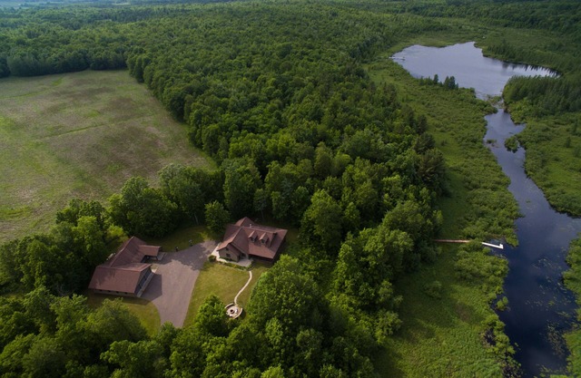 Maison Premium sur 600 + privé Wooded Acres W Accès privé au lac sur Scenic Hill