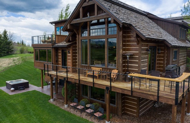 Maison en rondins au bord du lac avec une vue imprenable et des finitions exquises