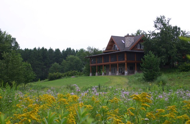 Prime maison en bois rond sur 600+ acres de terrain boisé privé avec lac privé et du secteur riverain