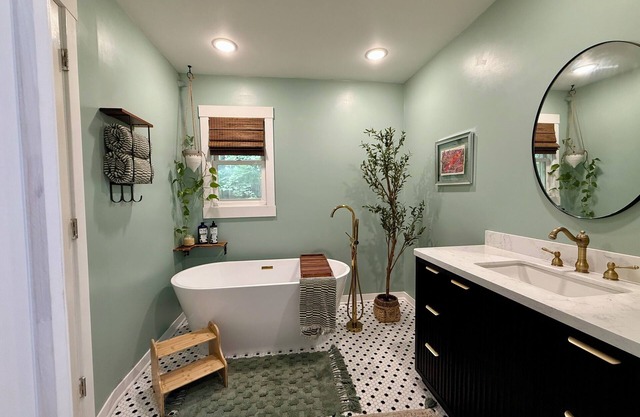 Charming 2-bedroom house with WiFi, AC in welcoming Kalamazoo