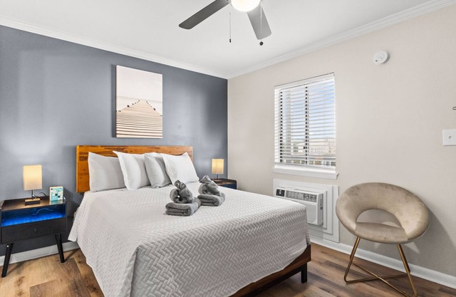 Premium Queen Room Hotel- 2 Pools, Near Beach/Boardwalk, Pets not Allowed