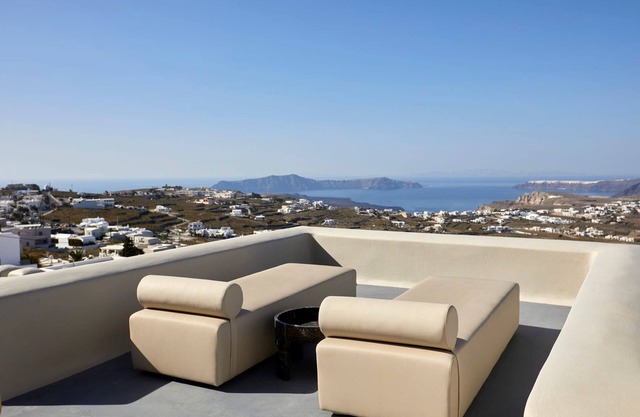 Premium Santorini Apartment | 1 Bedroom Suite | Apartment Grim | Furnished Sun Terrace with Amazing Sea Views | Private Outdoor Tot Tub | Kastelli, Pyrgos Kallistis