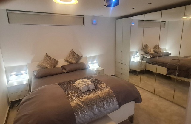 Premium Self Contained One Bedroom detached House with Private Entrance.
