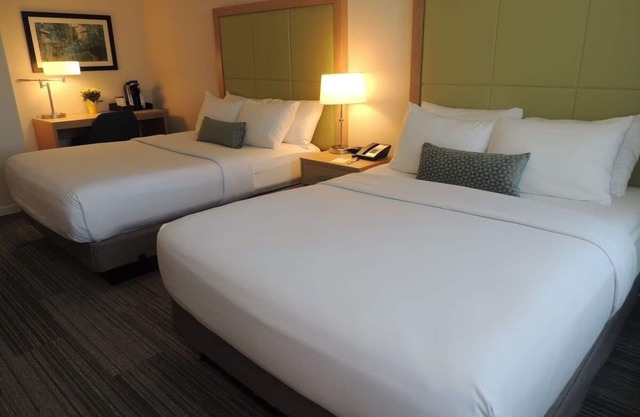 Premium Two Queen Room, Longwood Inn, Dining, Near Medical Schools