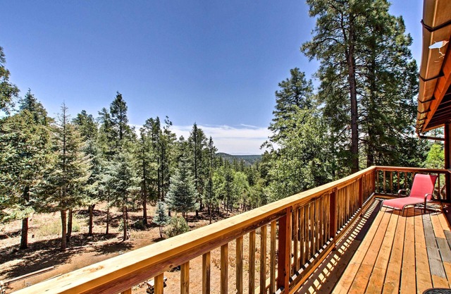 Cozy Forest Cabin 8. 5 milles au centre-ville!