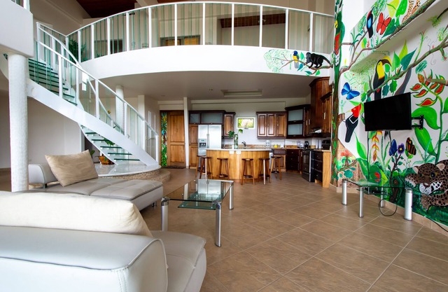 SUITE PENTHOUSE PRÉSIDENTIELLE !! VUES DU LAC ARENAL !!