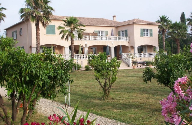 VILLA DE PRESTIGE AVEC COURT DE TENNIS ET ACCES PRIVE PLAGE 100 m