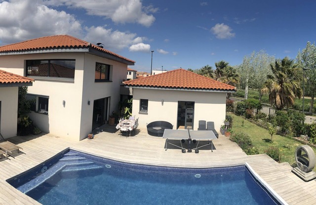 Villa de prestige contemporaine, avec grande piscine et belle terrasse ombragée