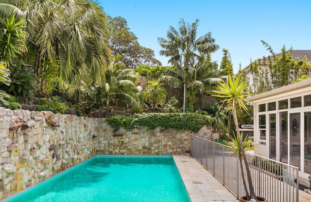 Une maison prestigieuse incarne le glamour intemporel, avec une sensation chaleureuse distincte