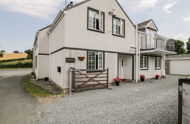 PRESWYLFA, pet friendly, with hot tub in Tyn-Y-Groes
