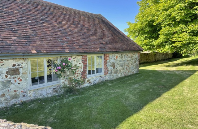 PRETTY, COSY COTTAGE FOR 2 - 4 NEAR SOUTH COAST, BEAUTIFUL QUIET LOCATION