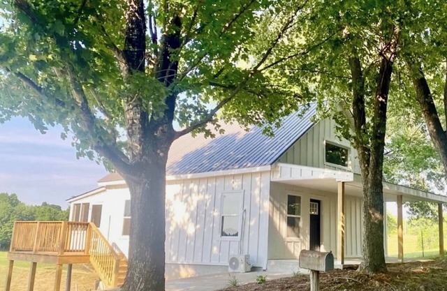Lovely home right next to Dale Hollow State Park. 1 mile from Marina, Lake, Golf