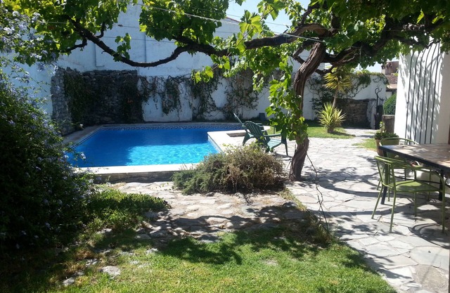 Jolie maison avec beau jardin et piscine. Super endroit. Wifi. 4 couchages