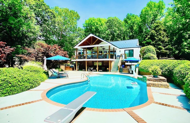 Votre retraite de vacances au lac Gaston! Piscine, bord du lac et vues à gogo!