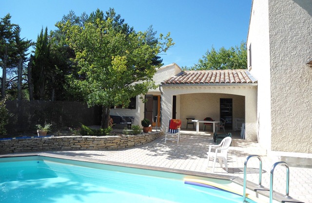 jolie maison individuelle , vue Ventoux , piscine privée , garage .
