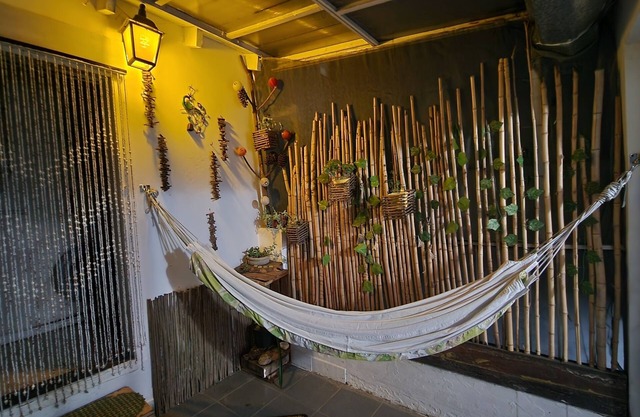 Pretty Duplex with garden patio, excellent location, close to everything