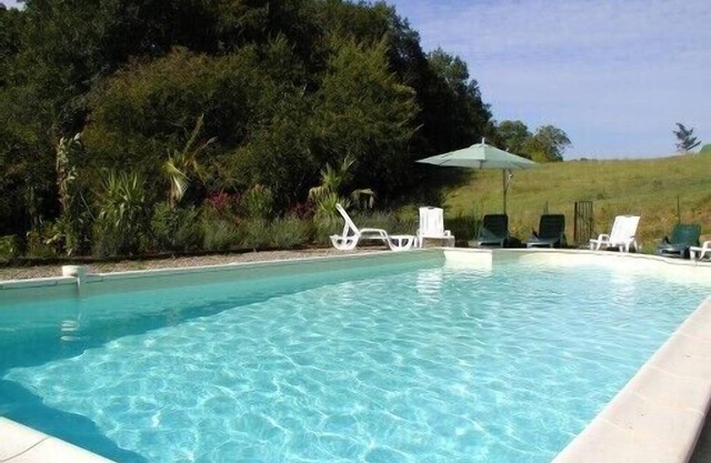 Joli gite à Sarlat côté campagne rénové 2018 avec piscine chauffée 29°sous abri)