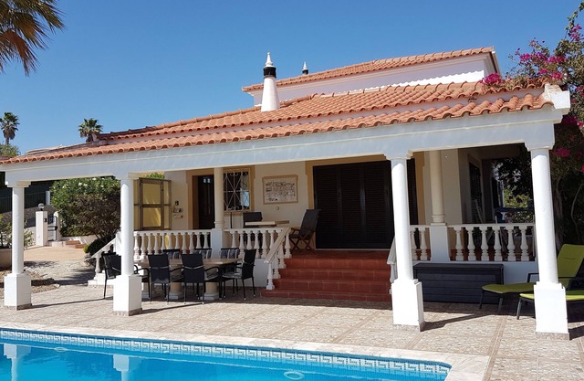 Jolie maison de vacances avec piscine et jardin, des vacances de rêve pour la famille