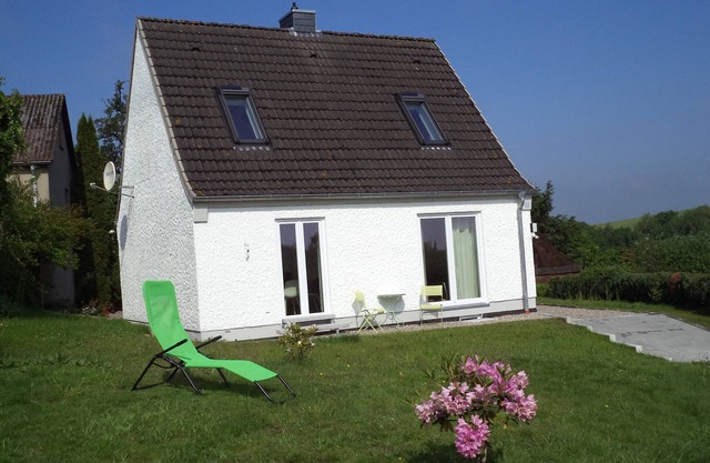 Jolie maison de vacances avec vue sur la mer Baltique, idéale pour les familles, même avec un chien.