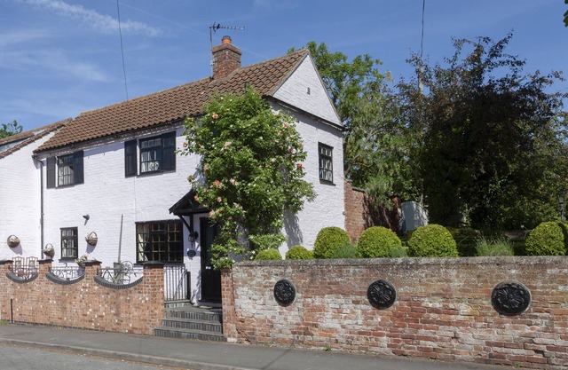 PRETTY 200 YEAR OLD COTTAGE IN HEART OF NOTTINGHAMSHIRE
