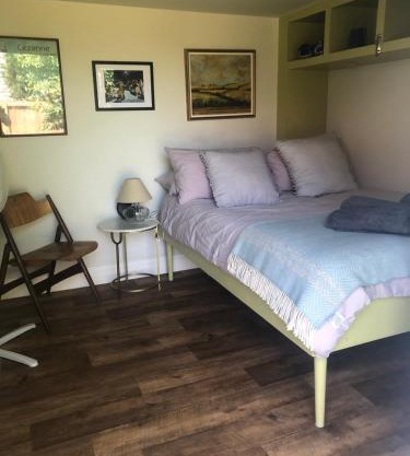 Pretty self-contained garden room
