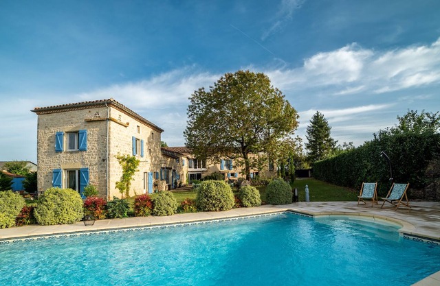 Gite en pierres avec terrasse et barbecue dans une propriété avec piscine