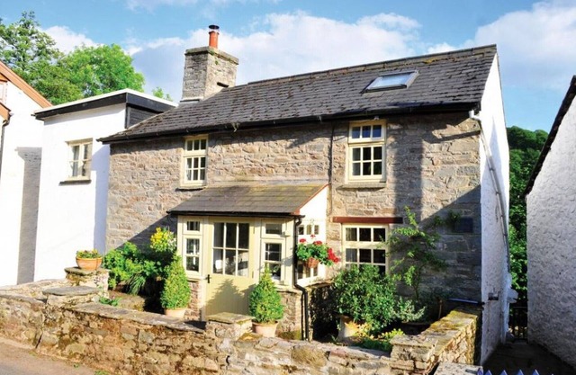 Jolie maison en pierre: véritable feu, balcon, terrasse, wifi, vue sur la rivière et bain à remous