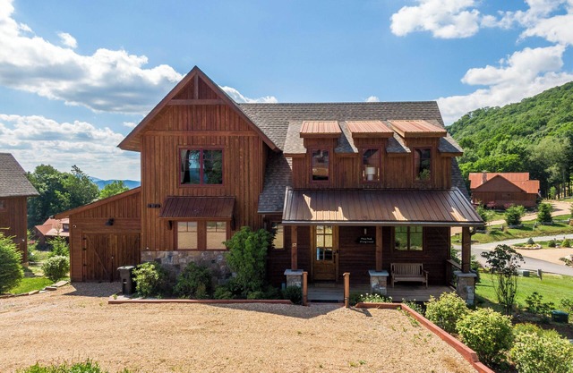 Price Peak - Eagles Nest Village home with great views and pet friendly