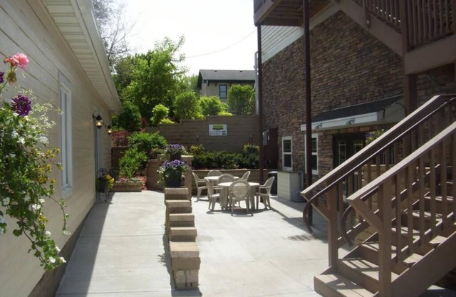 Price Pointe Inn