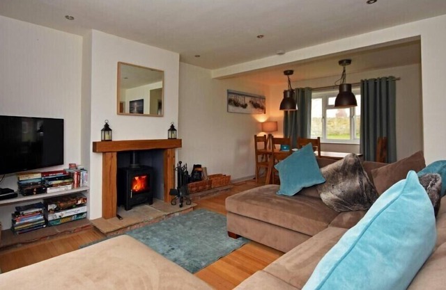 PRIMA COTTAGE, pet friendly, country holiday cottage in Beadnell