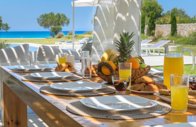 Prime Beach Front Villa de luxe avec Court de tennis privé et 90m2 Infinity Pool