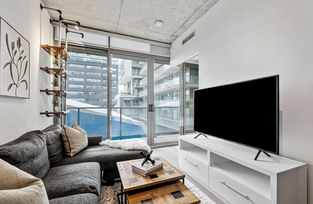 Prime Downtown Location | Lux King West 1 BD Unit | Near TTC, Cafes, Restaurants