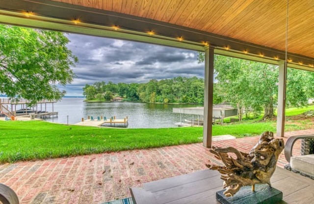 Prime Lakeside Gem: Grassy Knoll, Spacious, Quaint