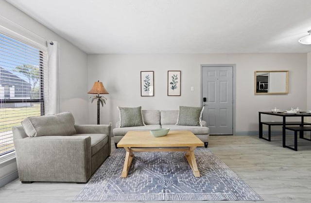 Prime Location: 1 King Bed Apt near Major Highways & Dallas Hospitals