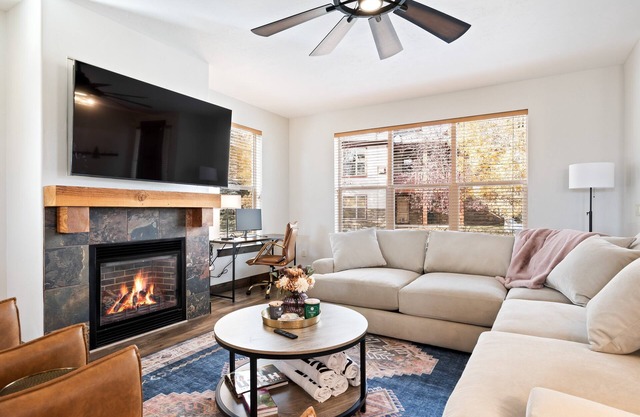 Prime Location, 2 Primary Suites, 5 Minutes to Canyons, Private Hot Tub, View of Olympic Park!