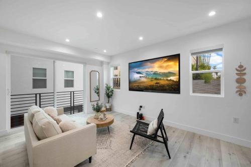 Prime Location 3BD 3BA Luxury Living in LA