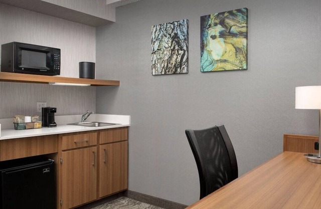 Prime Location! 4 Relaxing Units, Pool, Free Breakfast, Free Parking