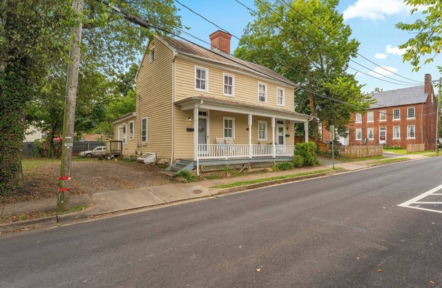 Prime Location Cottage – King Bed, Free Parking, Walk to Downtown & Dining!