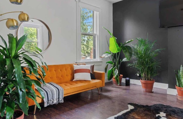 Jungle Thyme (Upstairs) NEW Luxe Home - PET friendly - King Beds - Downtown Central Location!