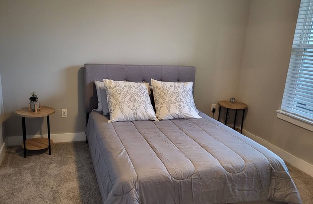 Prime location near Downtown *Smart TV WIFI W/D*