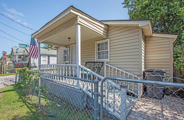 Prime Location! Cozy & Convenient Stay in Charleston