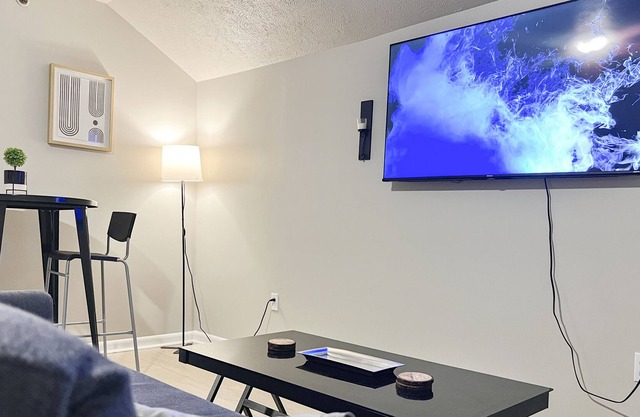 PRIME location w/Great Wifi and Free Parking!