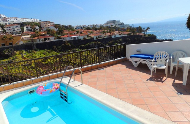 Prime Sea Front Villa, 1 min à pied du village / plage / marina, piscine, climatisation, UKTV, WiFi
